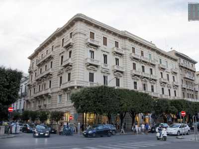 All�angolo con via Putignani � invece presente un edificio color crema fatto costruire dal commerciante Nicola Scattarelli nel 1915. Costellato da balconcini con parapetti balaustrati, presenta finestre dai timpani triangolari e arrotondati e ricche decorazioni 